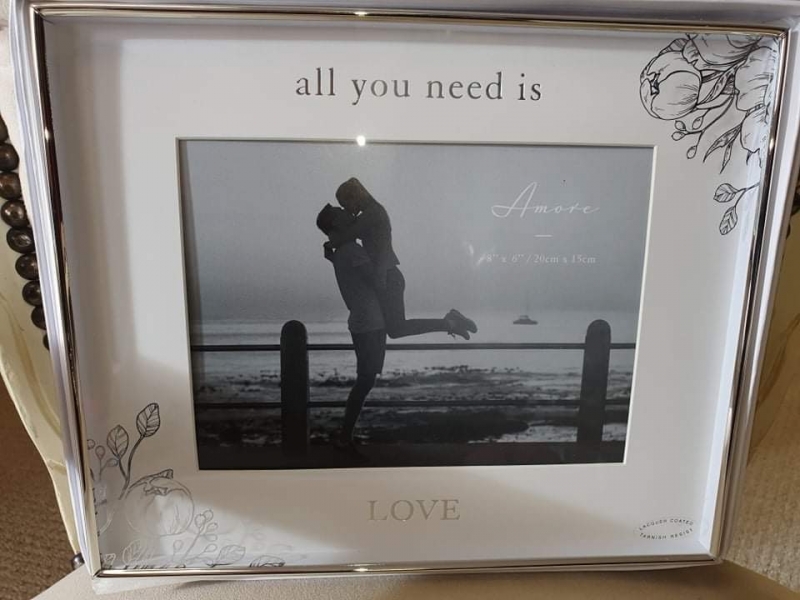 All you need is love - Frame