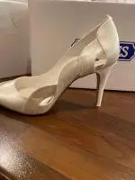 7572